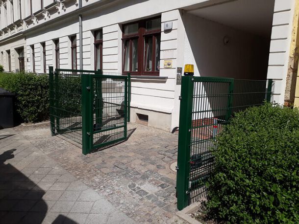 Anfertigung einer Tor- und Zaunanlage aus Doppelstabmatten