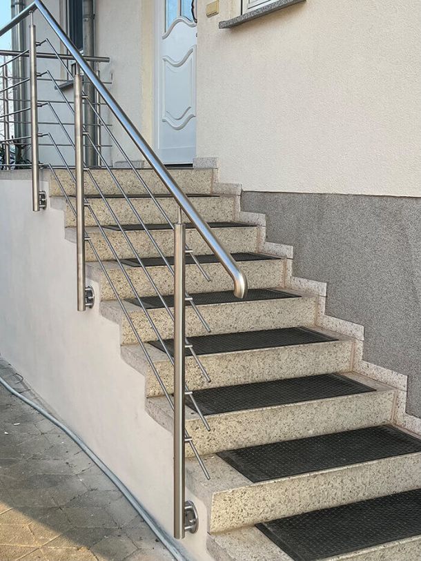 System-Edelstahlgeländer bei einem Einfamilienhaus