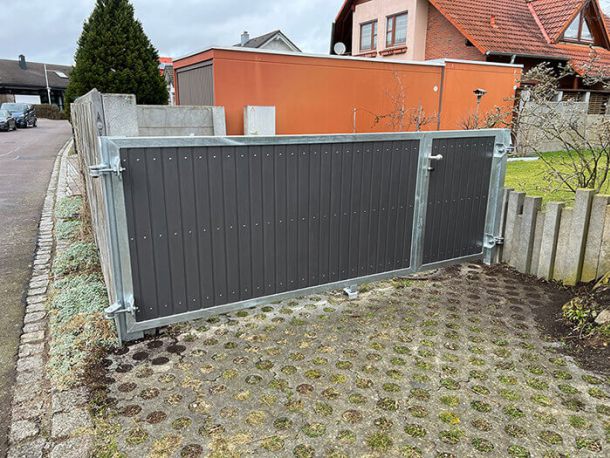 Toranlage mit elektronischem Zylinder und K&ouml;maPan F&uuml;llung