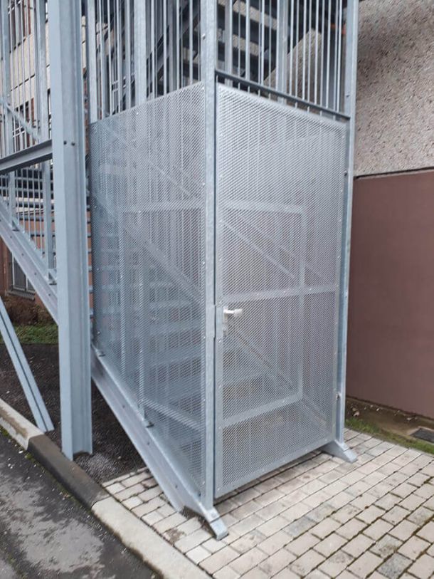 Einbruchsicherung eines Treppenturm mit Lochblech
